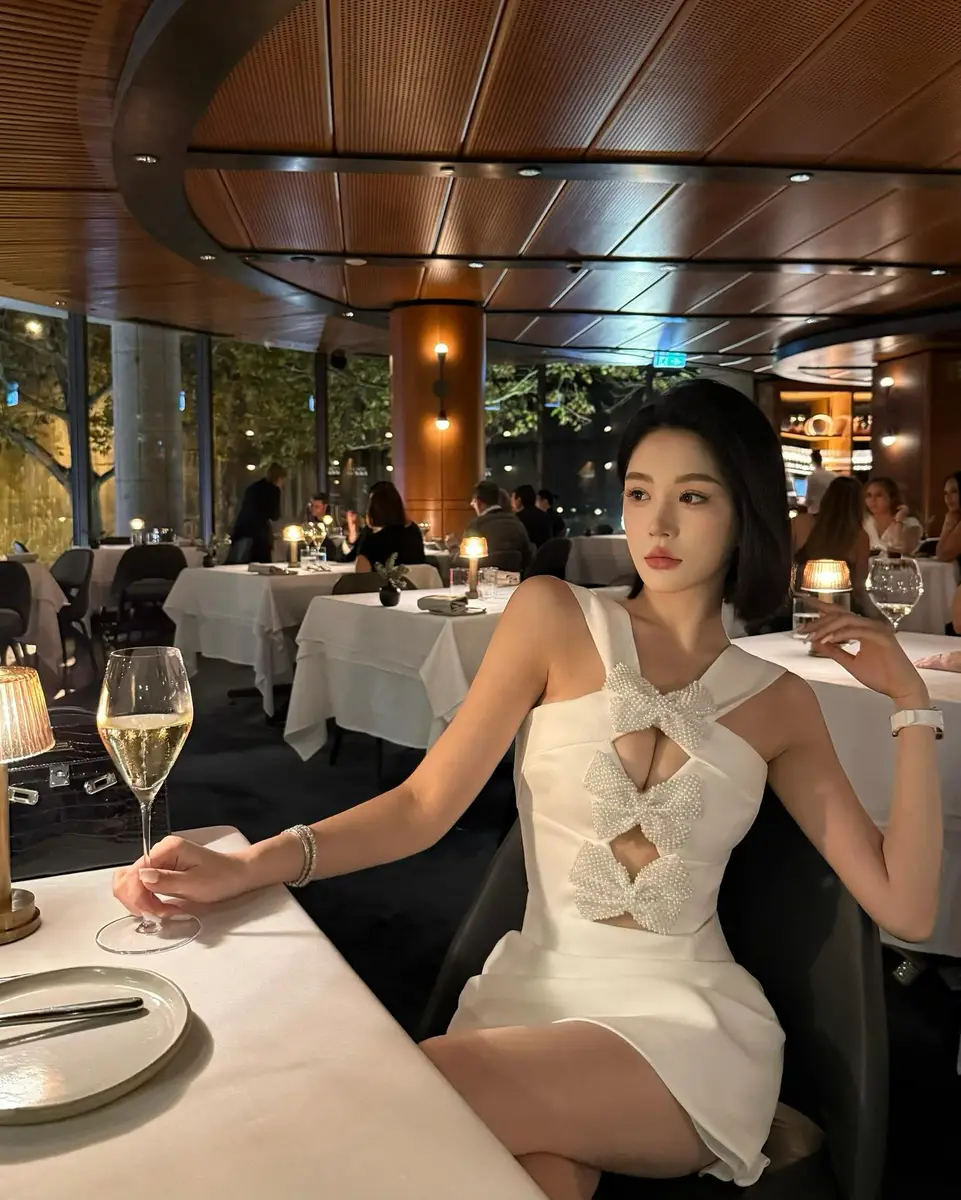 Zoya escort in Hong Kong